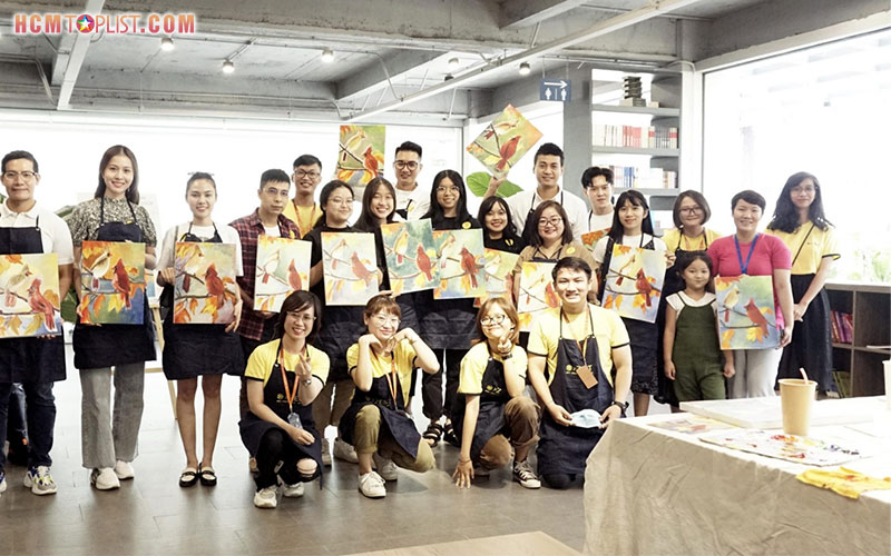 Top 10 trung tâm dạy vẽ: Chúng tôi tự hào được xếp hạng trong Top 10 trung tâm dạy vẽ tại Hà Nội. Khóa học của chúng tôi sẽ giúp bạn khám phá tiềm năng bản thân qua nghệ thuật.
