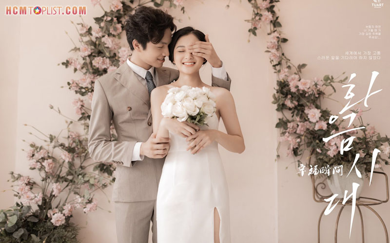 Bạn đang tìm kiếm một dịch vụ chụp ảnh cưới Hàn Quốc chất lượng tại TP.HCM? Vui lòng xem qua bộ sưu tập ảnh cưới Hàn Quốc tuyệt đẹp của chúng tôi. Chúng tôi cam kết cung cấp cho bạn những bức ảnh đẹp nhất, tinh tế nhất và đầy cảm xúc. Hãy đến với chúng tôi để tận hưởng trọn vẹn vẻ đẹp của ngày cưới.