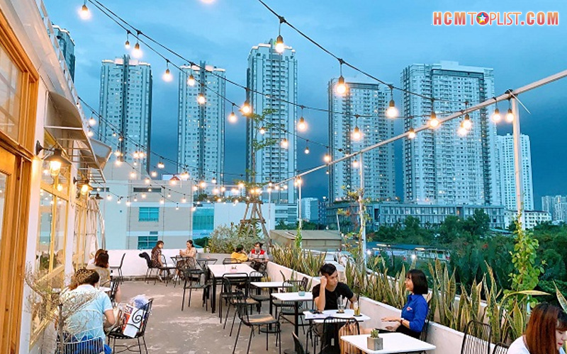 ngam-trang-o-cac-quan-ca-phe-tren-cao-hcmtoplist