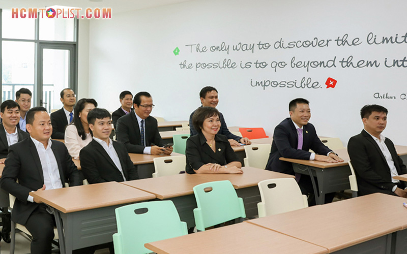 review-ve-co-so-vat-chat-doi-ngu-giang-vien-cua-truong-hcmtoplist